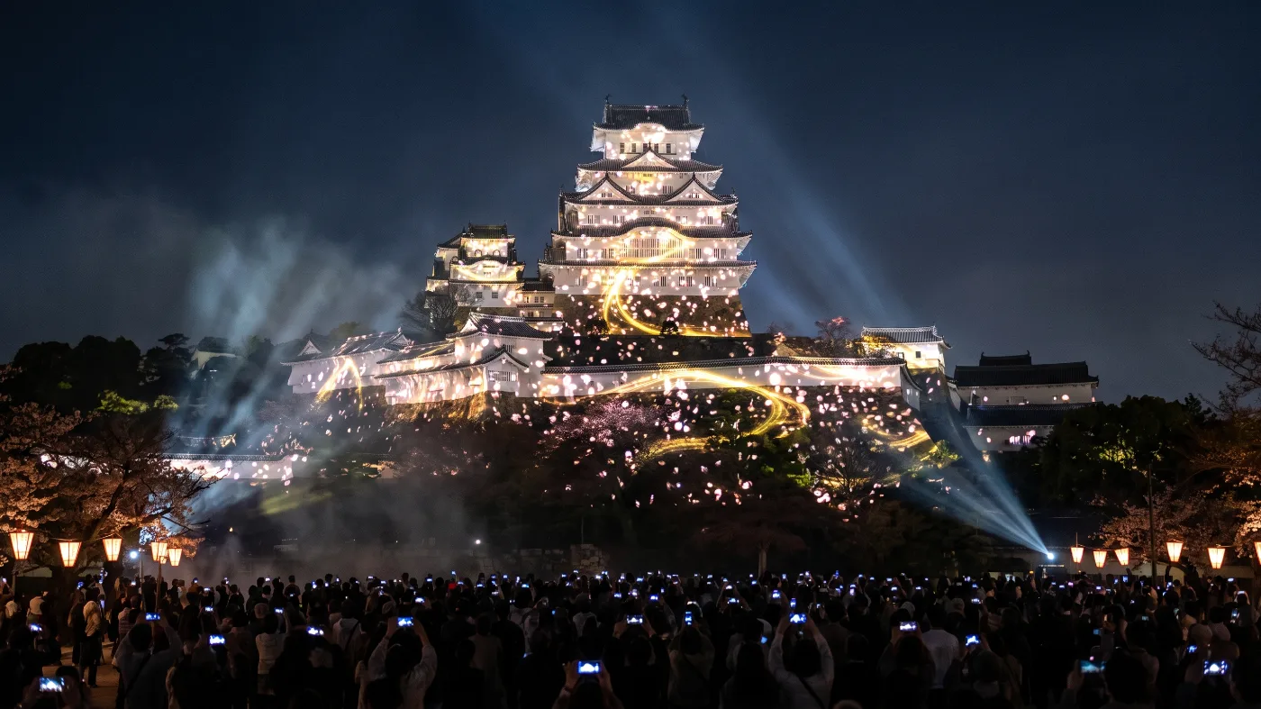 同じ城郭の天守と石垣にプロジェクションマッピングを投影した状態（イメージ）